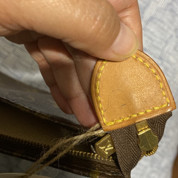 Lv toiletry 15 Authentic ✅ have cracks on the side canvass and clean inside ❤️ - Picture 10 of 11